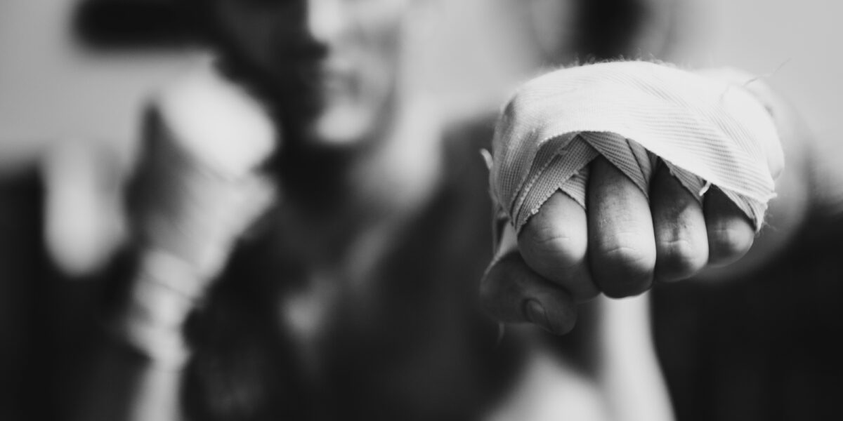 ¿Es la agresión un delito grave en Arizona?